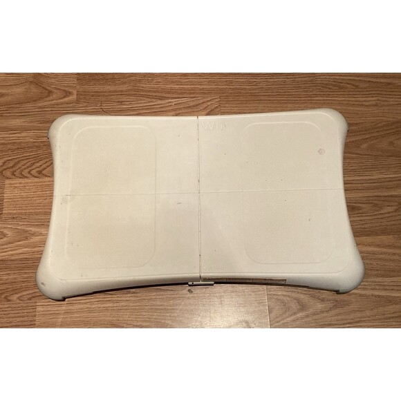 Wii Remotes, Wii Fit Balance Board, Nunchucks, Charging Dock & More Lot - Picture 2 of 8